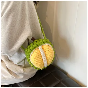 Detailansicht der handgefertigten Häkel-Durian-Umhängetasche mit grüner Strickstruktur