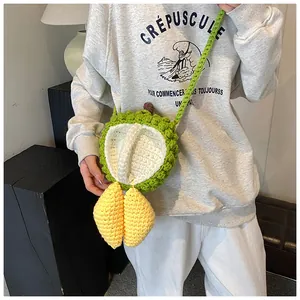 Detaillierte Stricktextur einer kreativen Durian-Umhängetasche auf lässigem Outfit