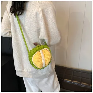 Detail einer handgehäkelten Durian-Umhängetasche an einem Model bei einem Freizeitausflug
