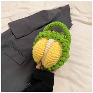Detailansicht der handgehäkelten Durian-Tasche mit texturiertem grün-gelbem Garngeflecht