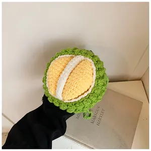 Detaillierte Nahaufnahme der handgefertigten Häkel-Durian-Geldbörse mit 3D-Textur
