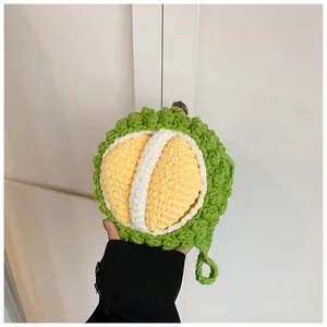 Detail der handgehäkelten Durian-Tasche mit 3D-Struktur und grünen Spitzen für Kinder und Eltern