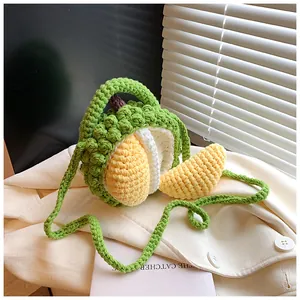 Detail der handgehäkelten Durian-Umhängetasche mit grüner Strickstruktur und Fruchtdesign