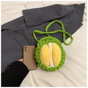 Detail der handgefertigten Häkel-Durian-Tasche mit grüner Textur und gelbem Fruchtfleisch