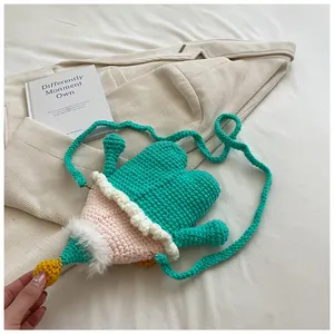 Dettaglio borsa a tracolla all'uncinetto verde con cappello rosa e gancio metallico