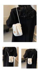 Vue détaillée du sac à bandoulière en peluche avec oreilles de lapin et décor carotte
