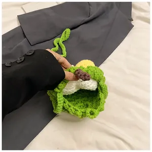Detaillierte Stricktextur der handgemachten grünen Häkeltasche mit 3D-Akzenten und Gurt