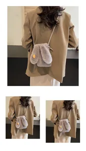 Détail macro du sac peluche gris avec fourrure synthétique et broderie carotte