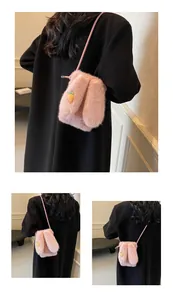 Détail du sac en peluche rose avec oreilles de lapin et broderie de carotte mignonne