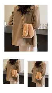 Détail du sac à bandoulière en peluche lapin kaki avec longues oreilles et breloque carotte