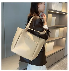 Detail der beigen Shopper-Tasche aus strukturiertem Leder mit doppeltem Riemen