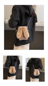 Détail du sac en peluche lapin marron avec longues oreilles et broderie carotte mignonne