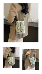 Détails du sac lapin en peluche vert menthe avec charme carotte et longues oreilles