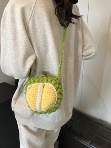 Handgefertigte Durian-Umhängetasche aus Häkelgarn mit grünen Stacheln für Kinder