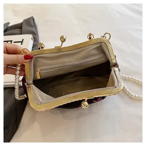 Vue détaillée de la doublure à chevrons marron et de la poche zippée de ce sac à main