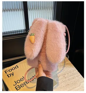 Détail du mini sac en peluche rose avec oreilles de lapin et broderie de carotte