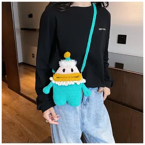 Borsa a tracolla a forma di papera all'uncinetto blu tiffany con dettagli in pelliccia