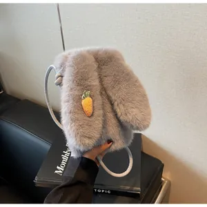 Détail du sac bandoulière en peluche grise avec broderie carotte et oreilles de lapin