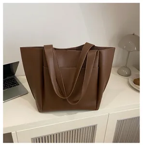 Detailansicht der dunkelbraunen Tote Bag aus PU-Leder mit praktischer Fronttasche und Griffen
