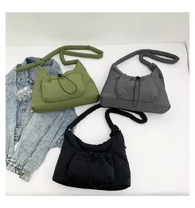 Dettaglio borse trapuntate in oliva, grigio e nero con tasche esterne a coulisse