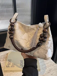 Borsa a mano ricamata con fiori, manico in perle di legno e nappa retrò