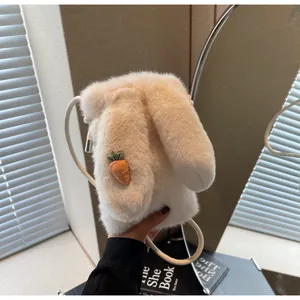 Détail d'un sac lapin en peluche blanche avec de longues oreilles et broderie carotte