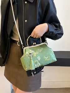 Sac à main en soie verte brodé de fleurs avec chaîne en perles et élégant pompon