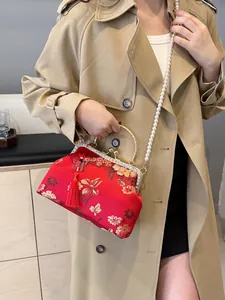 Sac à main brodé chinois rouge avec motifs floraux dorés et bandoulière perle
