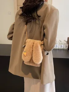 Sac à bandoulière mignon en peluche marron avec oreilles de lapin et broderie carotte