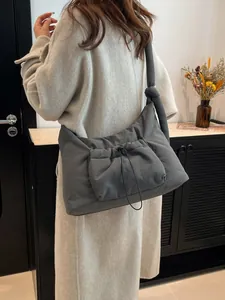 Grande borsa a tracolla imbottita in nylon grigio scuro con tasca a coulisse da donna