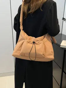 Grande borsa a tracolla in cotone trapuntato kaki con tasca a coulisse e tracolla imbottita