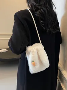 Sac à bandoulière en peluche blanche en forme de lapin avec broderie carotte sur manteau noir