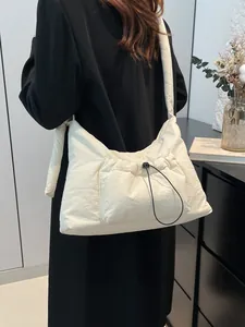 Borsa a tracolla imbottita trapuntata color avorio con tasca a coulisse regolabile