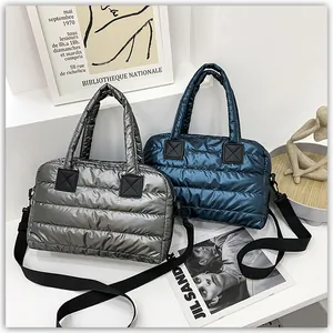 Détails de sacs cabas matelassés en nylon métallisé argent et bleu avec sangles noires