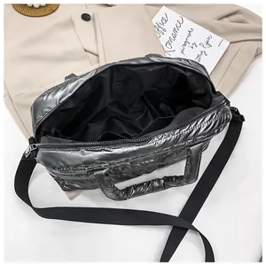 Vue intérieure du sac cabas matelassé noir montrant le compartiment et la doublure