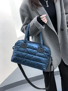 Sac cabas matelassé bleu marine aspect doudoune avec bandoulière réglable amovible