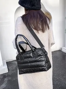 Sac à bandoulière matelassé noir brillant avec une large sangle réglable amovible