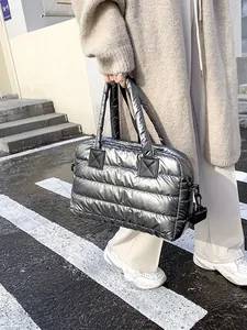 Sac fourre-tout argenté matelassé pour femme avec finition métallisée et style urbain