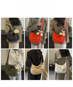 Details van de gewatteerde crossbodytas met styling en diverse kleuropties