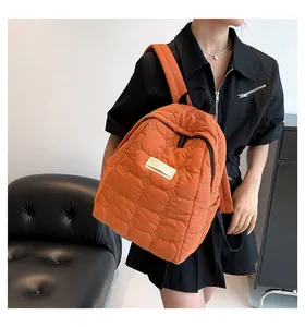 Gesteppter orangefarbener Rucksack mit großem Fassungsvermögen am Modell gezeigt