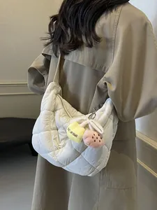 Mode Dames Gewatteerde Schoudertas Casual Ruit Nylon Crossbody Tas Met Pluche Hanger Stedelijk Stijlvolle Woon-werkverkeer Hobo Tas