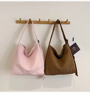 Détails des sacs fourre-tout matelassés rose et café avec texture de couture verticale
