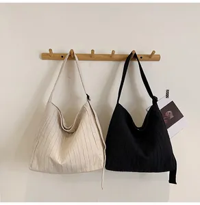 Détails de grands sacs fourre-tout plissés minimalistes en blanc cassé et noir