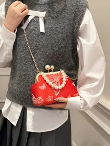 Bolso de seda roja bordada con flores blancas y asa de perlas de diseño elegante