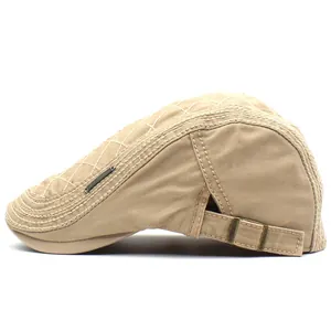Détail de la casquette plate en coton kaki avec coutures matelassées et boucle
