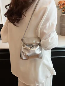 Mini borsa a secchiello argento con tracolla a catena indossata da una modella