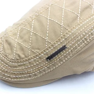 Béret classique beige en toile avec matelassage en losanges et logo métallique