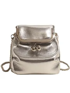 Mini borsa a secchiello argento metallizzato con tracolla a catena e chiusura a scatto
