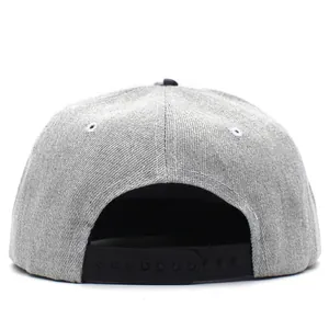 Vista posteriore del cappellino snapback grigio con cinturino regolabile e trama twill
