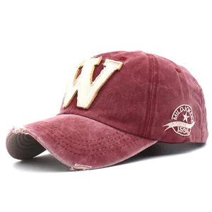Dettaglio del berretto da baseball bordeaux vintage con toppa W e ricamo laterale